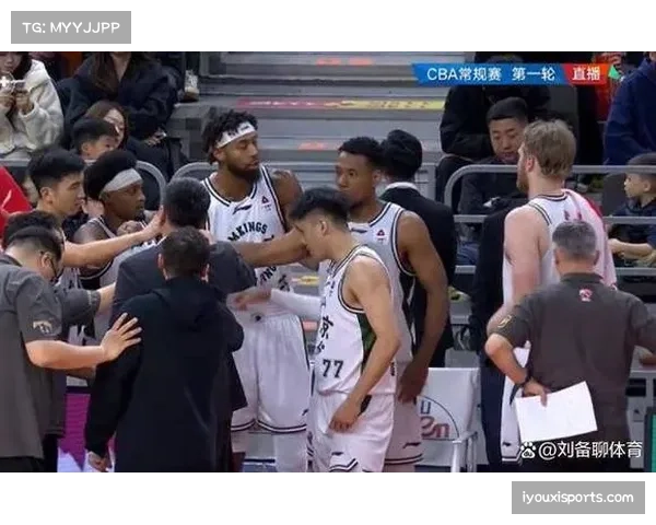 弗格劈腿踢蛋动作屡引争议 裁判反判防守方犯规